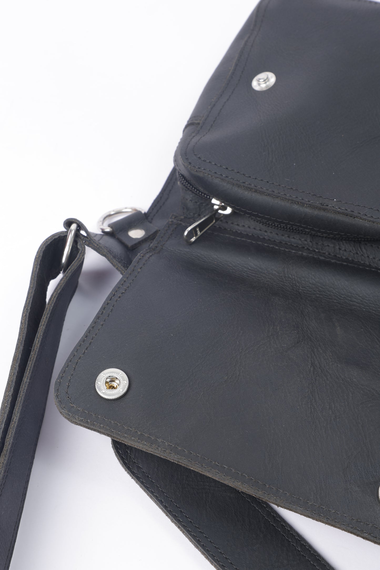 "Premium Leather Belt Pouches – Hands-Free Style & Function"